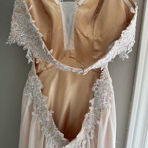 Elegant Nude & White Lace Gown — Perfect for Prom, Graduation, or Formal Events - Picture 4 of 6